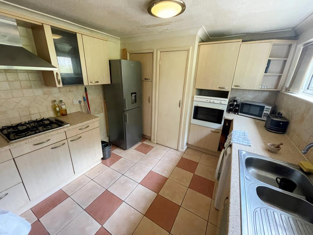 Lot: 131 - TWO-BEDROOM MAISONETTE WITH GARAGE - Kitchen with fitted units